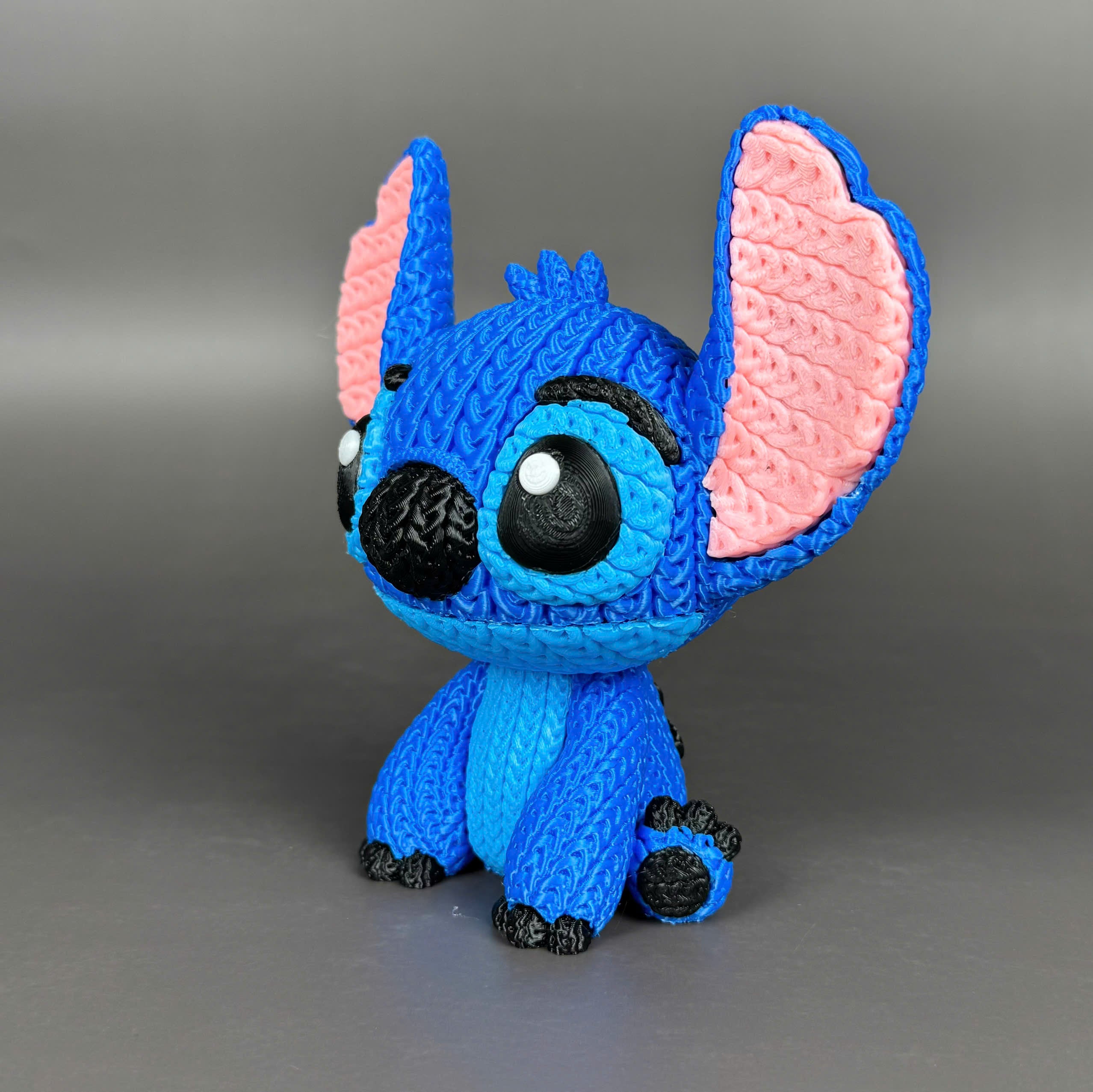 Stitch Sentado Crochet Edition - Figura 3D Articulada